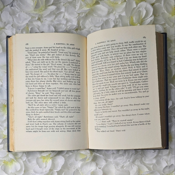 VINTAGE 1957 "A Farewell To Arms" (Ernest Hemingway) hardcover book - Picture 4 of 8